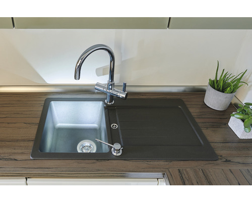 Küchenspüle mit Abtropffläche und Wasserhahn