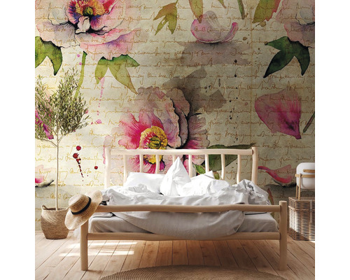 Ein Schlafzimmer mit einem Bett und einer Fototapete mit Blumenmuster und Schriftzügen