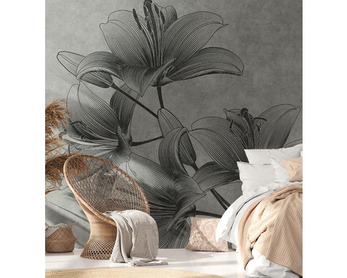 Schlafzimmer mit großem Blumenwandbild und Rattansessel