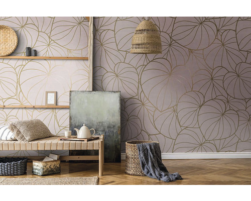 Dekoratives Wohnzimmer mit Blattmuster-Tapete, Holzregalen und Flechtkorb