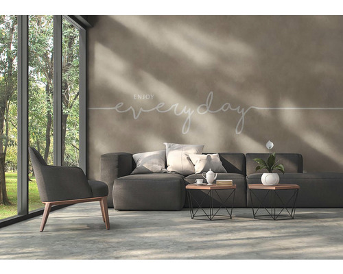 Wohnzimmer mit Sofa, Sessel und Beistelltischen vor Fenster