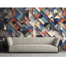 Wohnzimmer mit Sofa und geometrischer Tapete