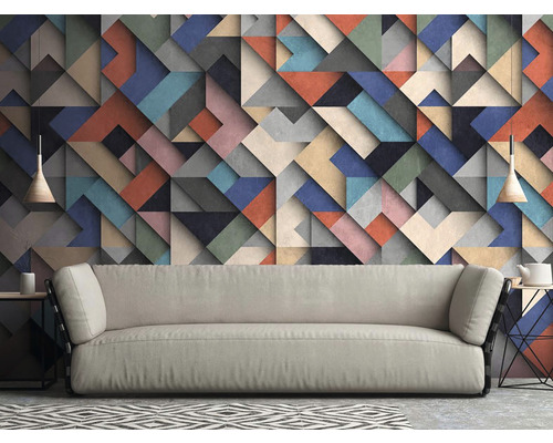 Wohnzimmer mit Sofa und geometrischer Tapete