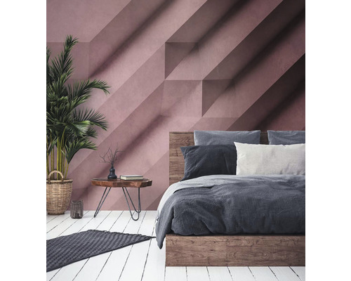 Schlafzimmer mit Bett, Nachttisch und Zimmerpflanze vor einer Wand mit geometrischem Muster