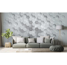 Wohnzimmer mit Sofa, Stehlampe und Wand mit sechseckigem Muster