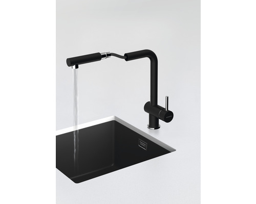 Schwarze Küchenarmatur mit Ausziehbrause über einer Spüle