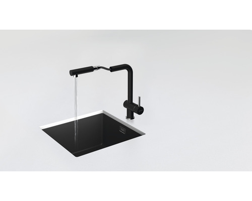 Spüle mit Wasserhahn und fließendem Wasser