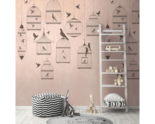Dekoratives Kinderzimmer mit Tapete mit Vogelkäfigmotiven, Regal und Spielzeug