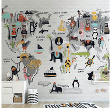 Kinderzimmer mit Weltkarte-Tapete und Tiermotiven an der Wand