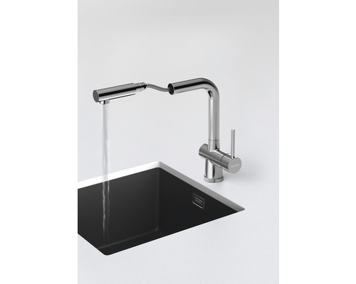 Küchenarmatur mit herausziehbarer Geschirrbrause und Spülbecken