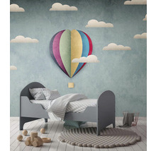 Kinderzimmer mit grauem Bett, Teppich und Wanddekoration mit Heißluftballonmotiv