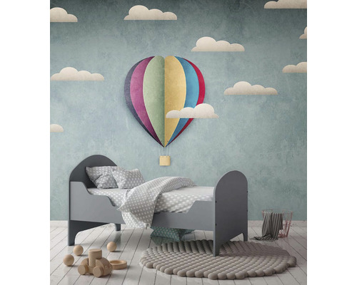 Kinderzimmer mit grauem Bett, Teppich und Wanddekoration mit Heißluftballonmotiv