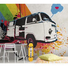 Fototapete mit einem gezeichneten VW-Bus, Spritzern und einem Skateboard mit der Aufschrift One Way in einem hellen Raum.