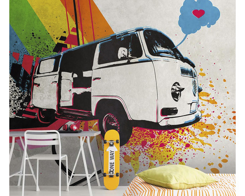 Fototapete mit einem gezeichneten VW-Bus, Spritzern und einem Skateboard mit der Aufschrift One Way in einem hellen Raum.