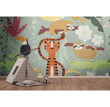 Kindertapete mit Dschungelmotiven, inklusive Faultiere, Tiger und Krokodile, im Kinderzimmer