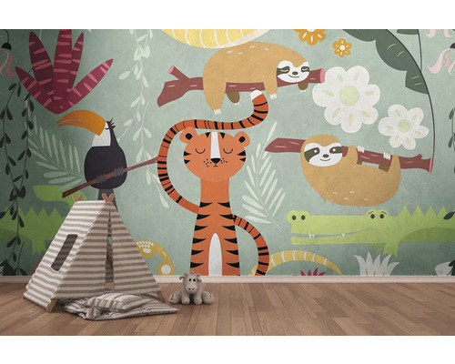 Kindertapete mit Dschungelmotiven, inklusive Faultiere, Tiger und Krokodile, im Kinderzimmer