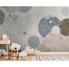 Wandgestaltung mit Tapete, die ein Kreismuster in einem Kinderzimmer zeigt.
