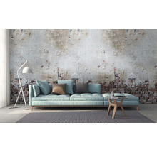 Wohnzimmer mit Sofa, Stehlampe, Teppich und Tisch