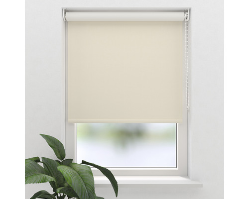 Beige Verdunkelungsrollo vor einem Fenster