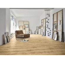 Heller Raum mit Laminatboden, Sessel und Kunstobjekten