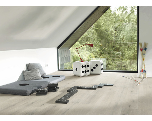 Heller Raum mit Fenster, Bodenbelag, Sitzkissen, Spielwürfeln, Lampe, Dominosteinen und Mikadostäben