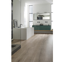 Modernes Badezimmer mit Badewanne, Waschtisch und Holzfußboden.