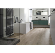 Helles Badezimmer mit Badewanne, Waschtisch und Heizkörper