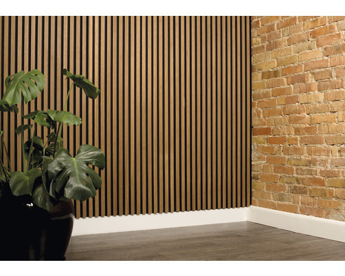 Raum mit Holzpaneelwand, Ziegelwand und Zimmerpflanze