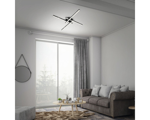 Wohnzimmer mit Deckenleuchte, Sofa und Fenster