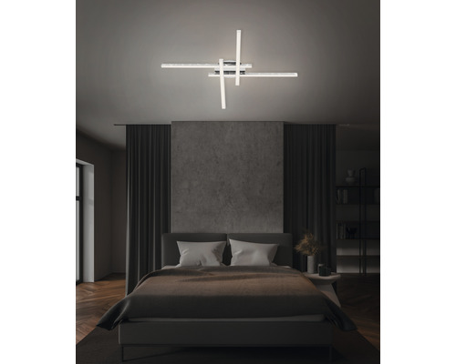 Schlafzimmer mit Deckenleuchte mit LED Elementen