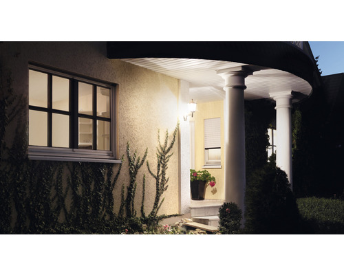 Außenansicht eines Hauses mit Fenstern, Rollläden und Beleuchtung