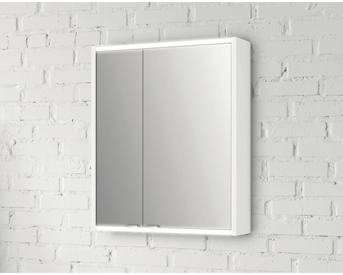 Weißer Spiegelschrank mit zwei Türen vor einer Ziegelwand