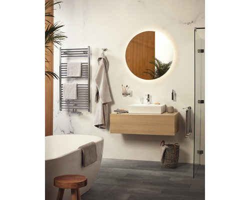 Modernes Badezimmer mit freistehender Badewanne, Waschtisch mit Spiegel und Handtuchwärmer