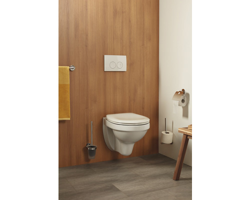 Modernes Badezimmer mit wandhängendem WC, Betätigungsplatte und WC-Bürste.