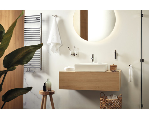 Badezimmer mit Waschtisch, Spiegel, Handtuchwärmer und Accessoires
