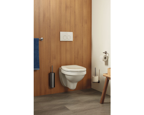 Wandhängendes WC mit Betätigungsplatte in einem Badezimmer