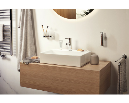 Helles Badezimmer mit Waschtisch, Spiegel und Handtüchern