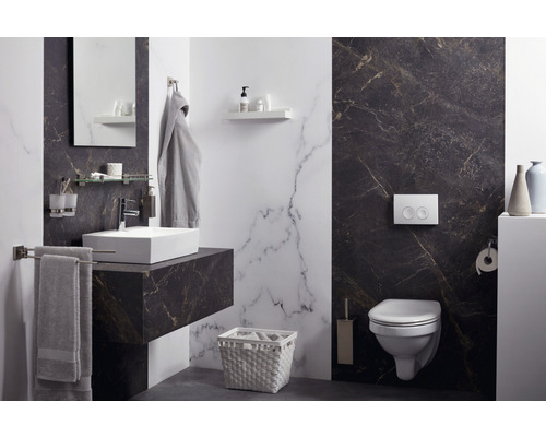 Badezimmer mit Waschbecken, Toilette und Accessoires vor dunklem und hellem Marmorwandhintergrund.