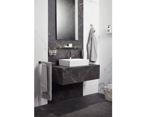 Modernes Badezimmer mit Waschbecken, Spiegel und Ablageflächen.