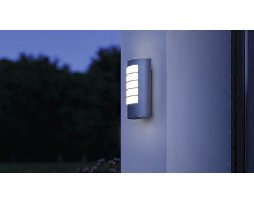 Außenwandleuchte mit rechteckigen Lichtelementen zur Beleuchtung von Außenbereichen