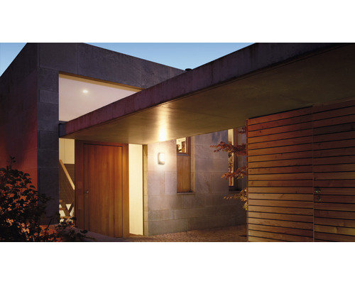 Außenansicht eines modernen Hauses mit Tür und Außenleuchte.