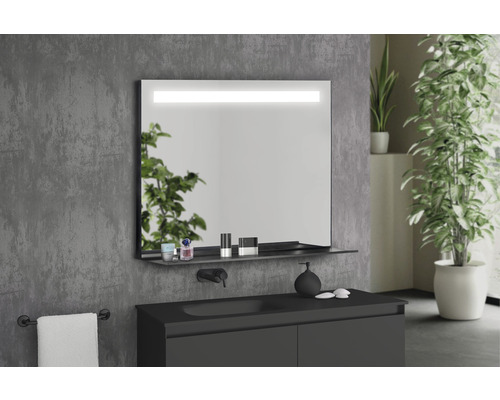 Modernes Badezimmer mit beleuchtetem Spiegel, Waschtisch und Handtuchhalter