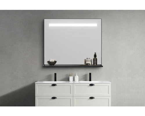 Badezimmer mit Waschbeckenunterschrank, Spiegel und Beleuchtung