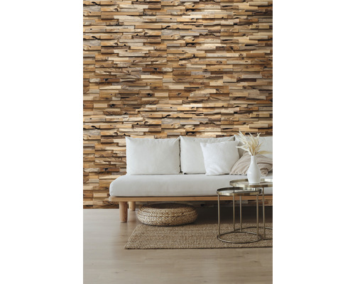 Wohnzimmer mit Holzwandpaneelen, Sofa und Beistelltisch