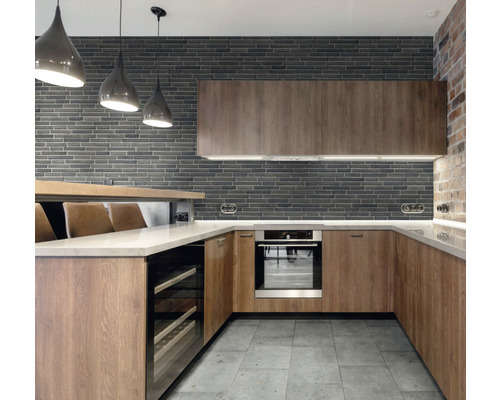 Moderne Küche mit Holzschränken, Backofen, Weinregal und Steinwand