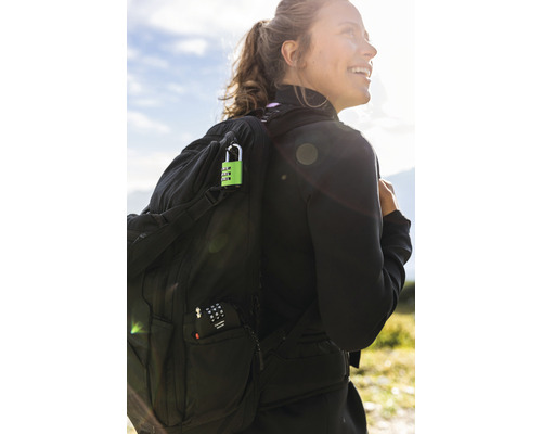 Frau mit Rucksack und grünem Zahlenschloss
