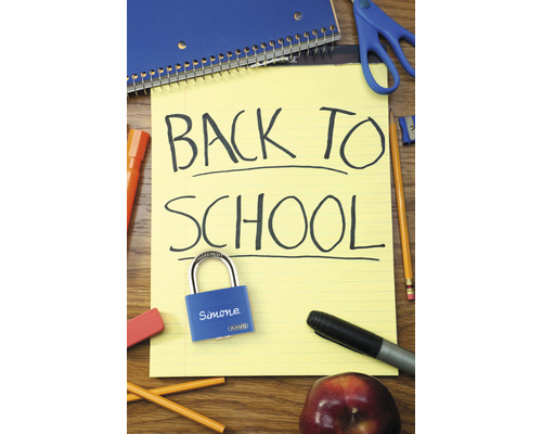 Schulutensilien mit Notizblock und Schloss mit der Aufschrift ''Back to School''