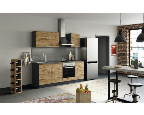 Helle Küche mit Küchenzeile, Dunstabzugshaube, Kühlschrank, Esstisch und Weinregal