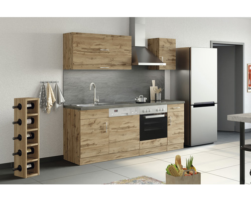 Komplette Küche mit Spüle, Herd, Backofen, Geschirrspüler, Kühlschrank, Dunstabzugshaube, Hängeschränken und Weinregal