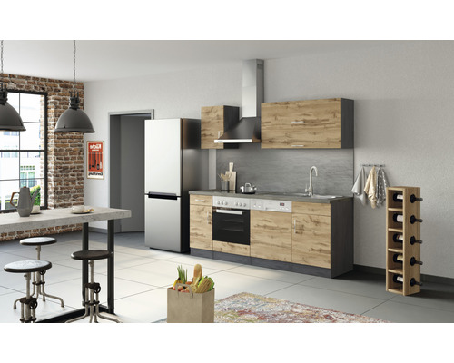 Helle Küche mit Einbaugeräten, Arbeitsplatte, Spüle, Dunstabzugshaube und Küchenschränken